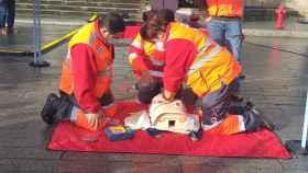 Voluntarios de Cruz Roja hacen una demostración del uso de un defibrilador externo semiautomático en el Puerto de Vigo.