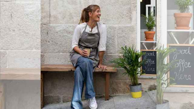 Sonia González, dueña de The Hippie Baker, en la puerta del local.