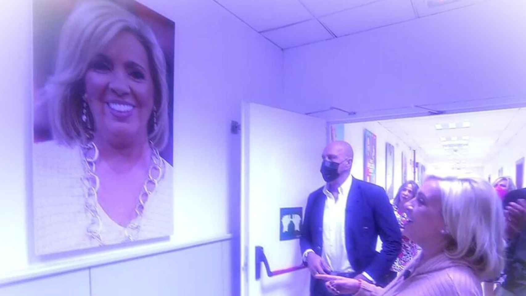 ‘Sálvame’ premia a Carmen Borrego colocando su foto en los pasillos de Telecinco