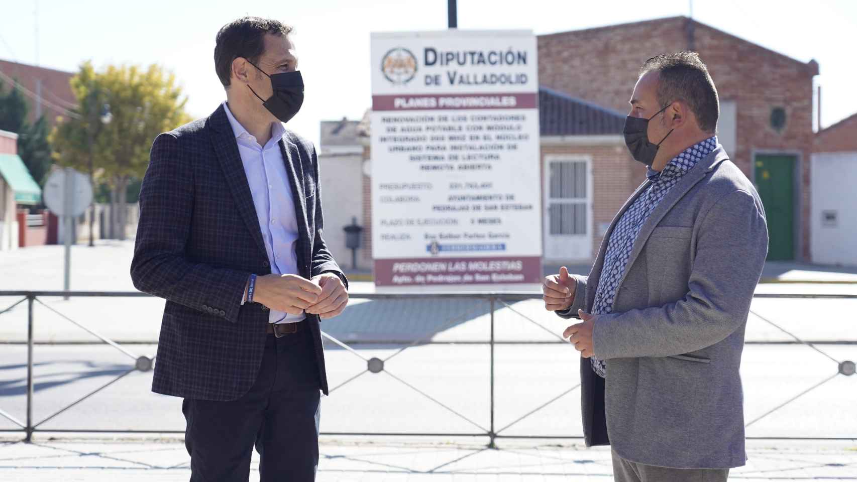Conrado Íscar junto al alcalde de Pedrajas de San Esteban