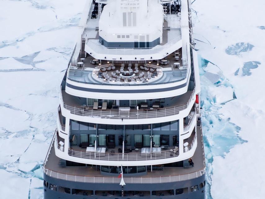 El crucero 'Commandant Charcot' navegando a través del hielo.