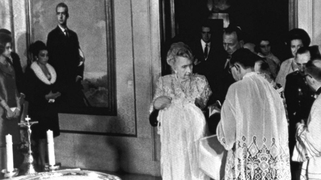 Victoria Eugenia de Battenberg en el bautizo de su bisnieto, el actual rey Felipe VI.