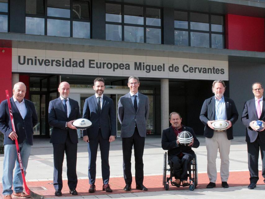 Directivos de los diferentes clubes y miembros de la Universidad posan ante la entrada de la UEMC