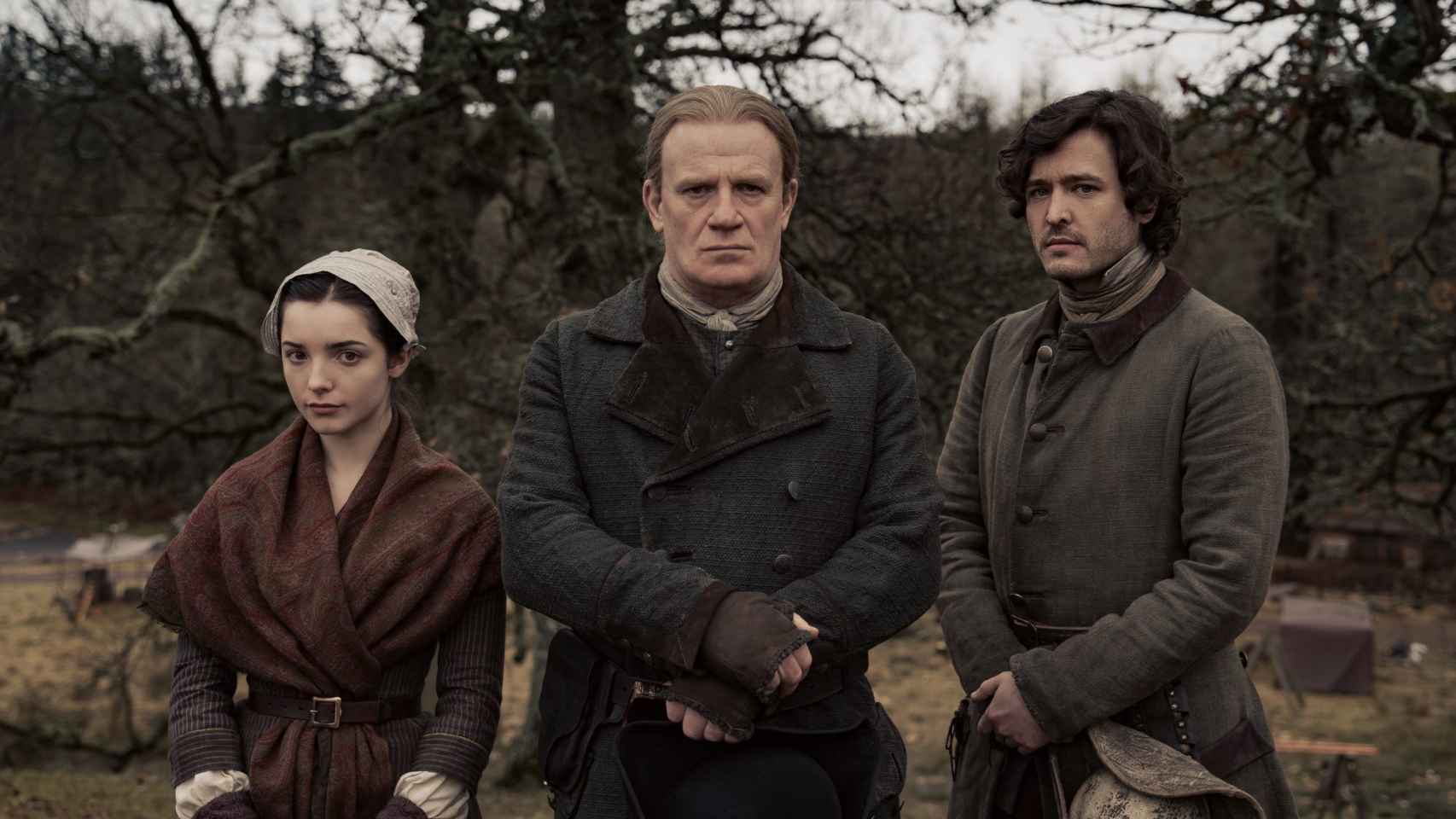 Thomas Christie y sus hijos en 'Outlander'.