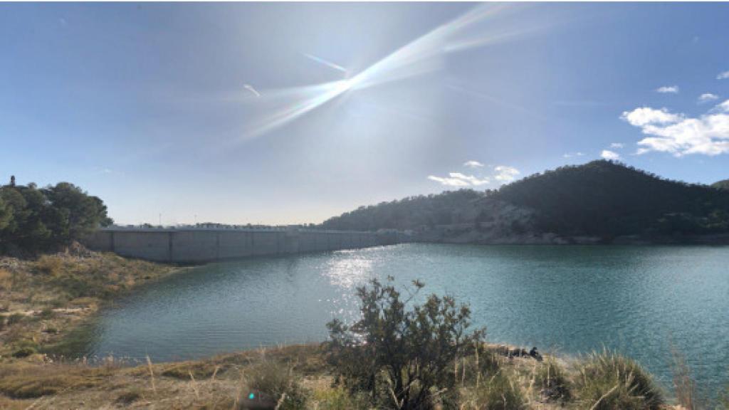 Presa-embalse del Amadorio .