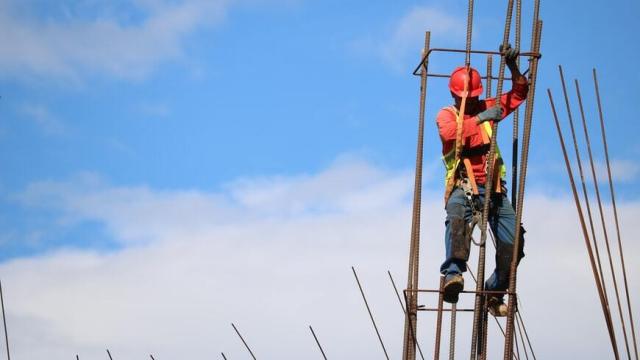 Un trabajador en una obra