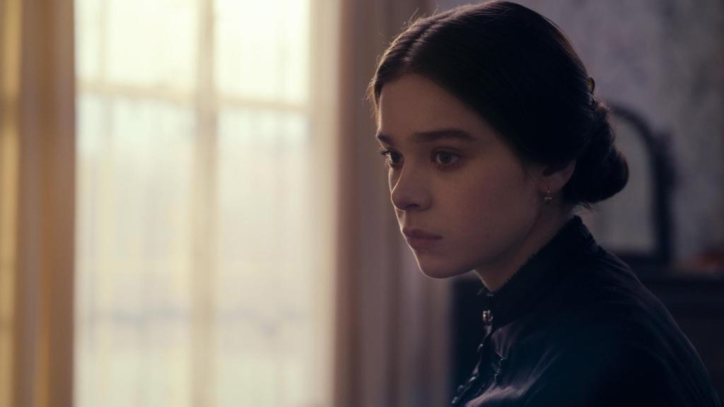 Hailee Steinfeld es protagonista y productora de la serie de Apple TV+ 'Dickinson'.