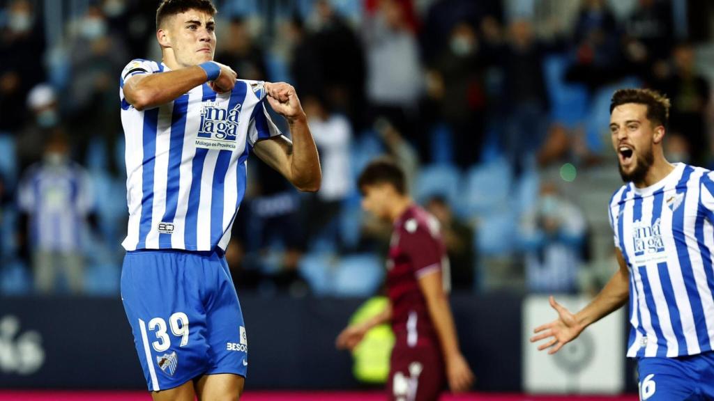 Roberto se señala el escudo tras marcar su golazo.