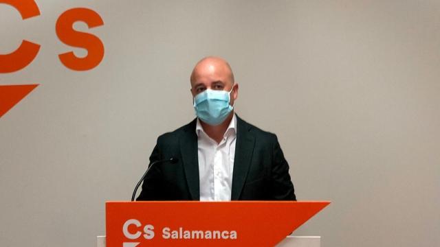 David Castaño comparece ante los periodistas en la oficina de atención al público de Ciudadanos