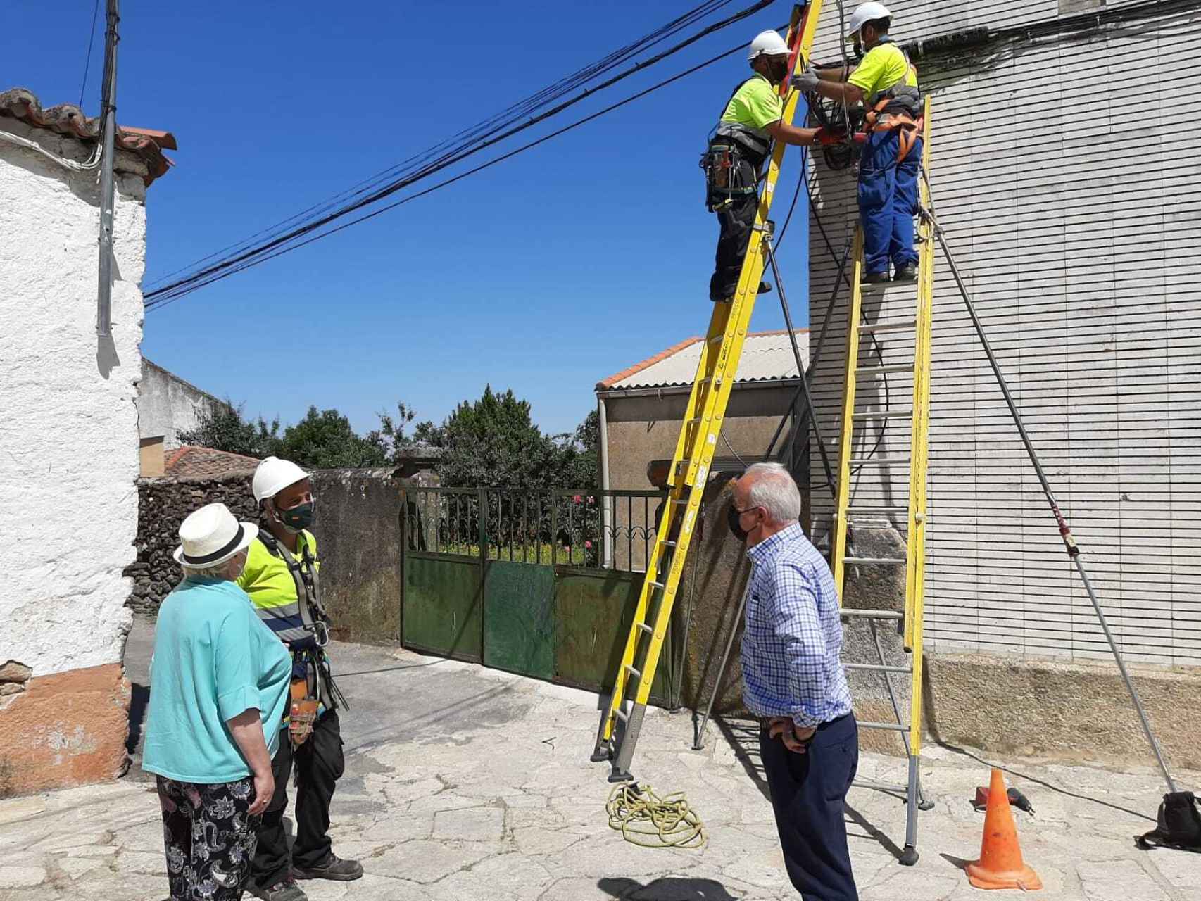 La subdelegada del Gobierno visita la instalaciones de banda ancha en Barruecopardo
