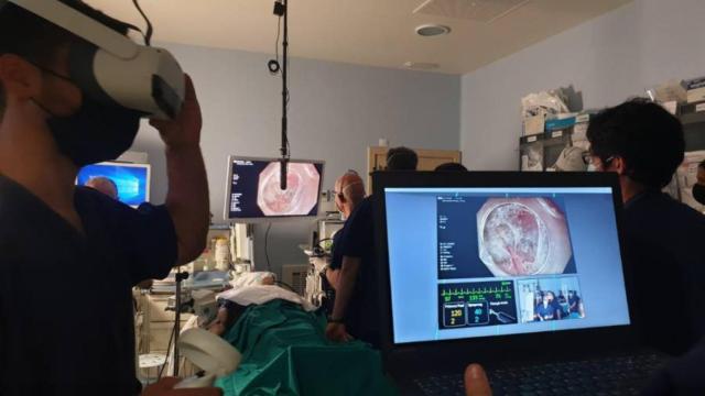 La sala donde se realizó la endoscopia retransmitida de forma virtual.