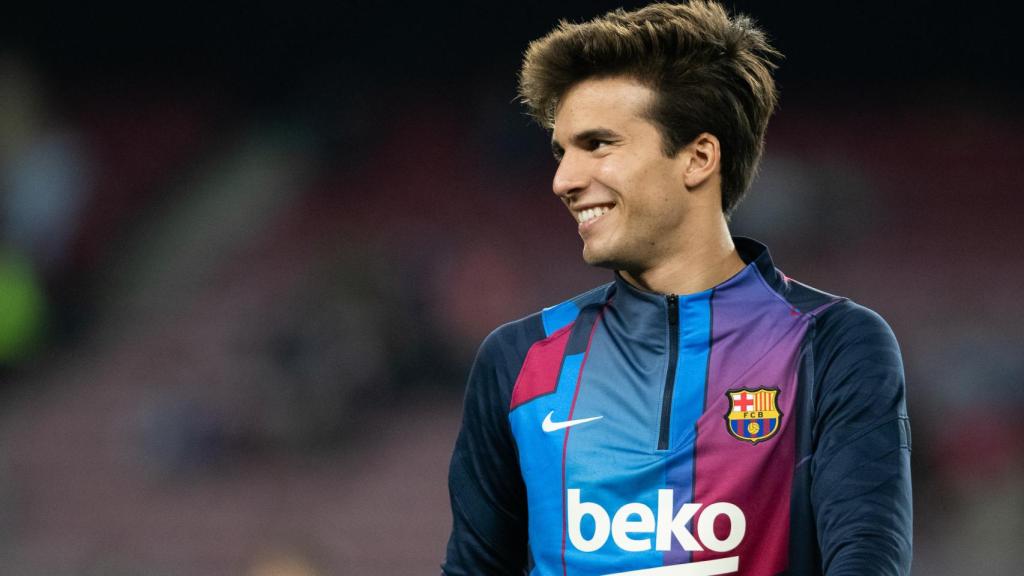 Riqui Puig, calentando antes de un partido con el FC Barcelona