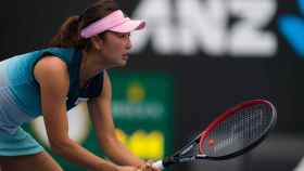 La tenista Peng Shuai espera un saque durante un partido