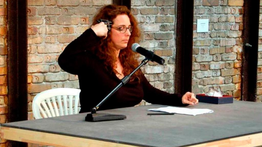 Tania Bruguera durante su performance 'Autosabotaje'. Foto: web de la artista