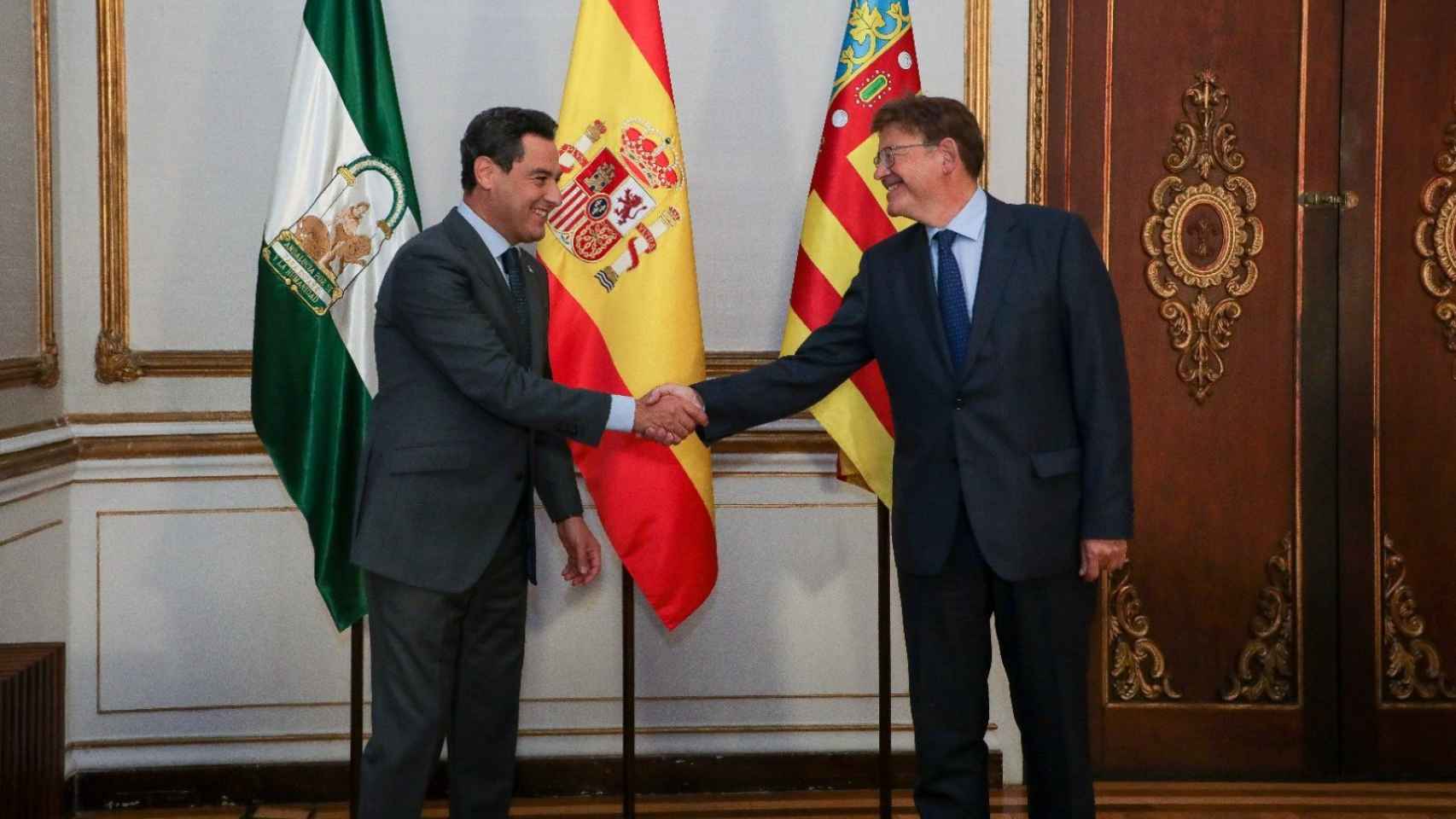 Juanma Moreno y Ximo Puig, durante el encuentro que mantuvieron en Sevilla el pasado septiembre. EE