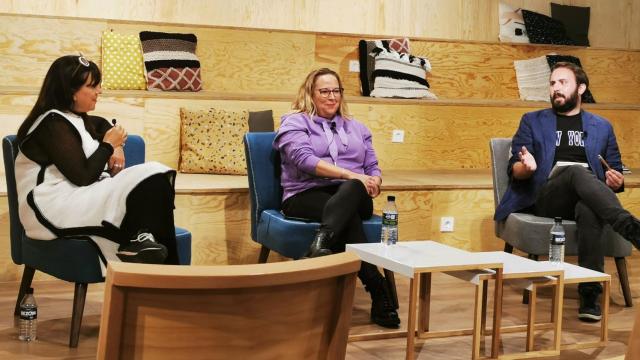 Un momento del debate organizado por 'Margarita Bly', con Ludi García (moderadora), Patricia Fernández de Lis (Materia) y Alberto Iglesias Fraga (D+I - EL ESPAÑOL).