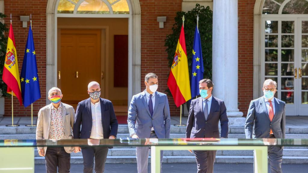 El secretario general de UGT, Pepe Álvarez; el secretario general de CCOO, Unai Sordo; el presidente del Gobierno, Pedro Sánchez; el presidente de la CEOE, Antonio Garamendi; y el presidente de CECALE, Santiago Aparicio.