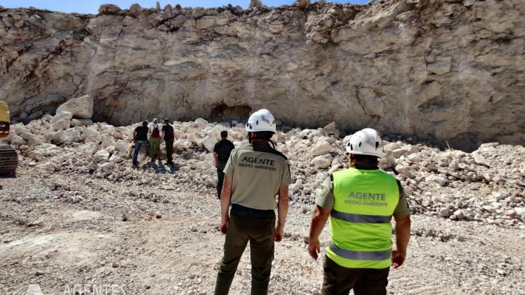 Agentes de Medio Ambiente, junto a la cueva de La Araña