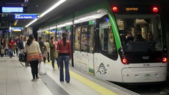 Un grupo de viajeros sube al Metro de Málaga.