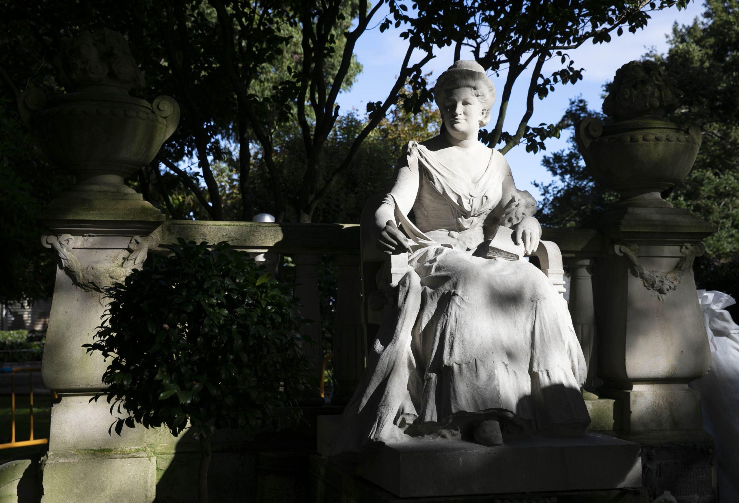 La estatua original de Emilia Pardo Bazán en los Jardines de Méndez Núñez (Concello da Coruña).