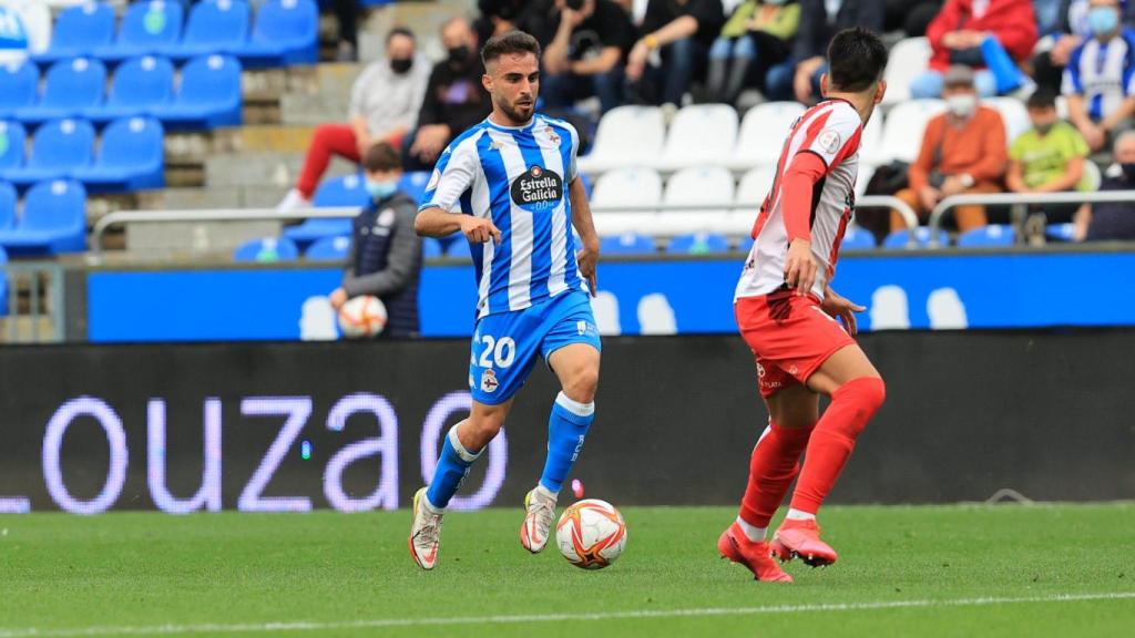 Doncel encara a un rival en el partido entre Deportivo y Zamora.