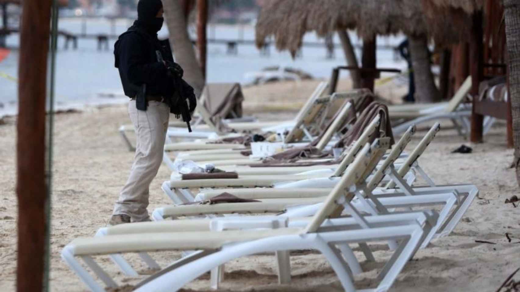 Un agente de la policía de México en la playa del Caribe donde se ha producido el tiroteo.