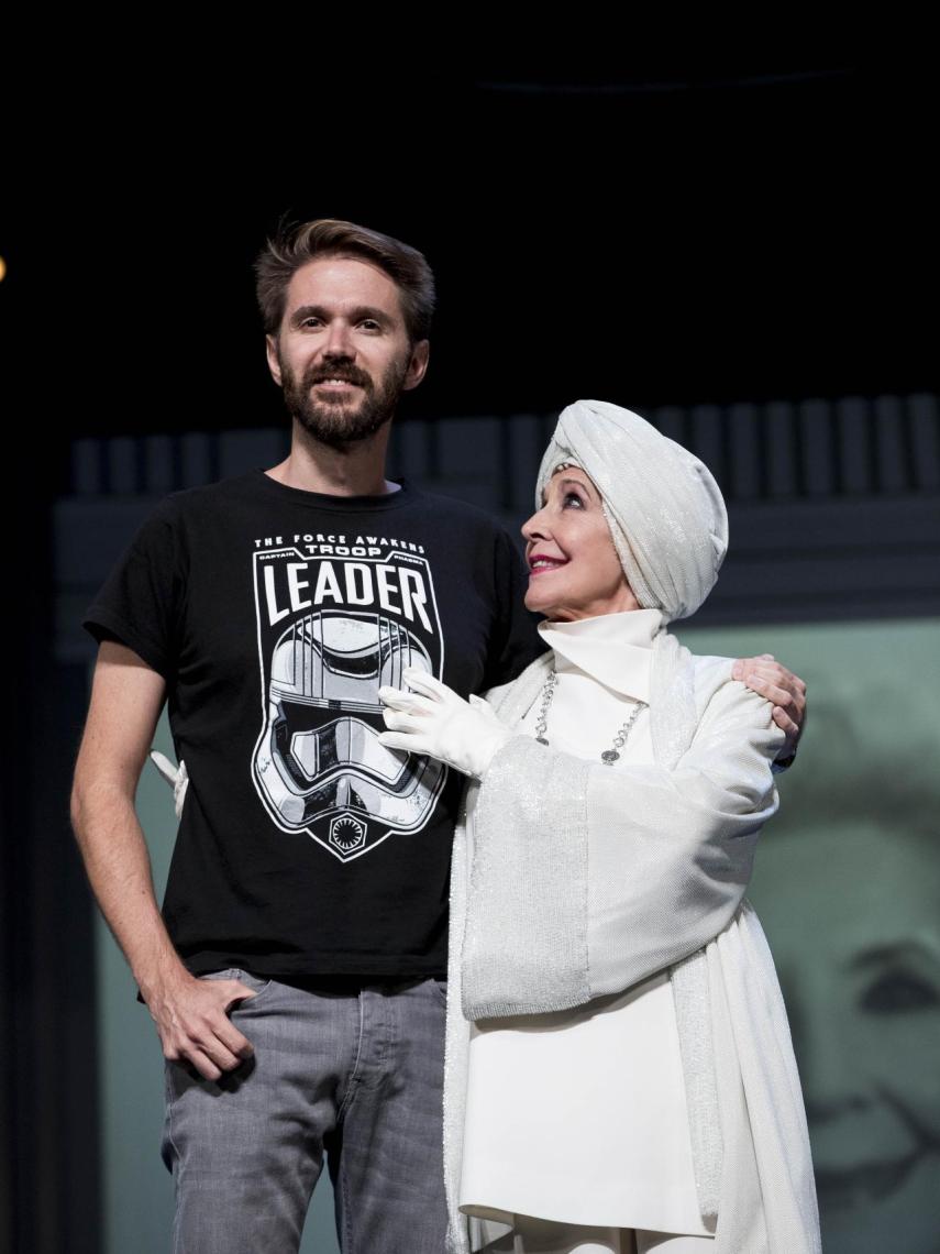 Manuel junto a su madre, Concha Velasco.