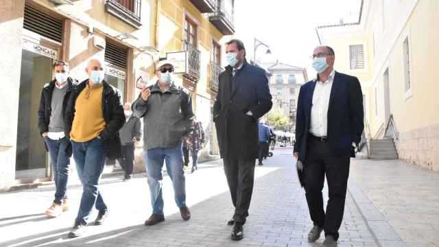 Óscar Puente y Luis Vélez acompañados por técnicos municipales durante la visita a las obras