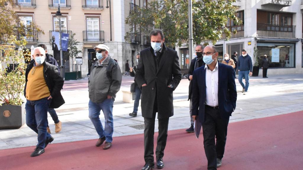 Puente y Vélez durante la visita a las obras de peatonalización