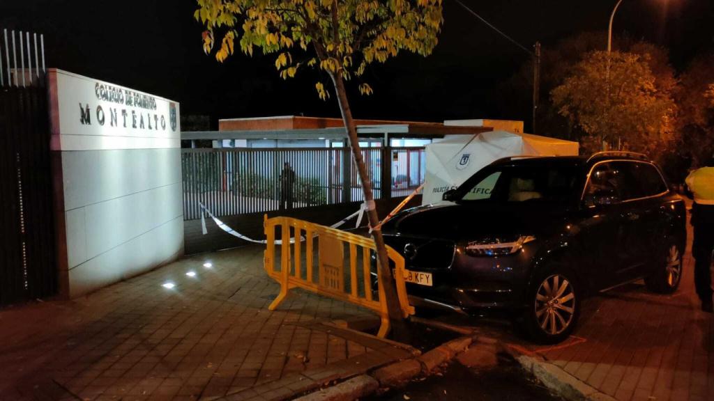 El coche accidentado, frente a la puerta del colegio el día del suceso.