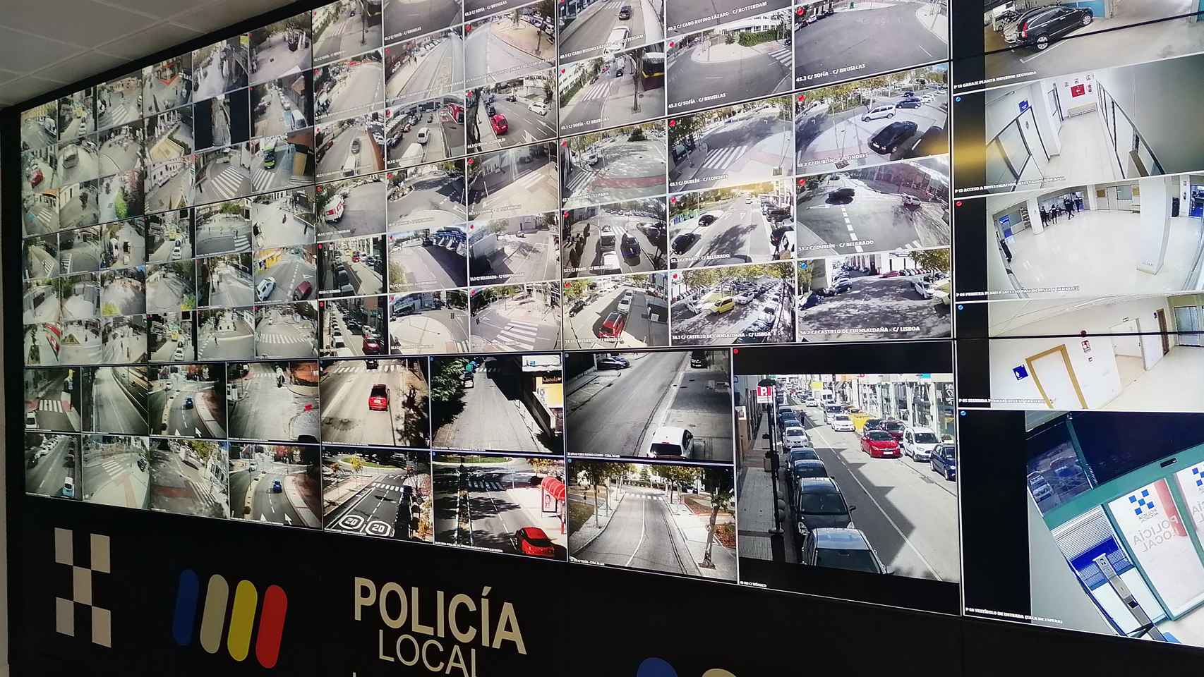 Muro de pantallas en la sala de control de la policía de Las Roza. FOTO: Noelia Hernández.