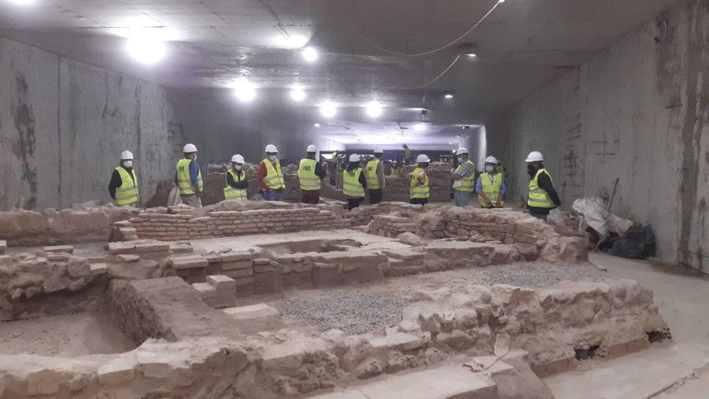 Visita al interior del túnel del Metro, donde quedará instalada una sala expositiva con los restos.