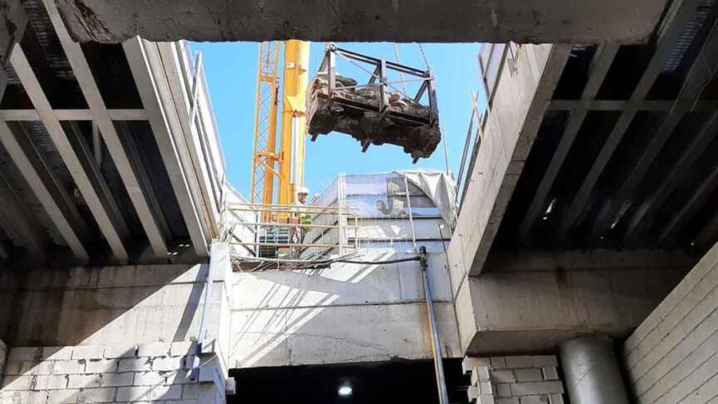 Operación de traslado de parte de las piezas encontradas en la obra del Metro.