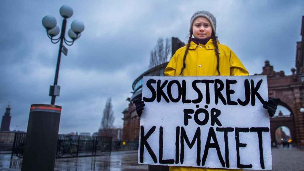 Greta Thunberg con un cartel de la Huelga escolar por el clima