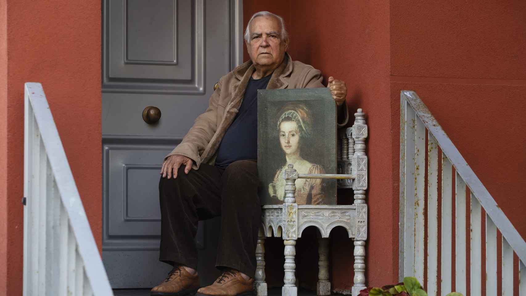 Santos Ribadeneira posa con una copia de su Goya robado en su casa del municipio de Oleiros (A Coruña).