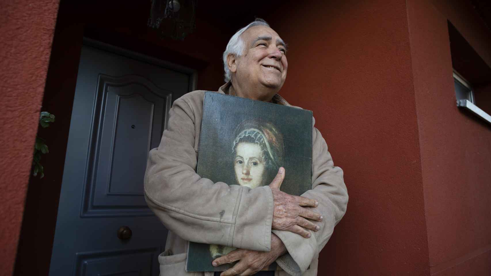 Santos, en su casa, recrea el momento en que abrazó su cuadro por última vez.