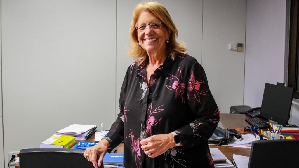 Elvira Rodríguez, junto a su mesa de trabajo.