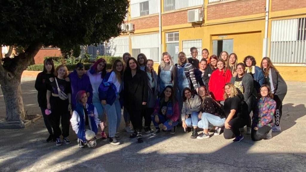 Patricia Santos Campos, del IES Profesor Isidoro Sánchez de Málaga, junto a sus alumnos.