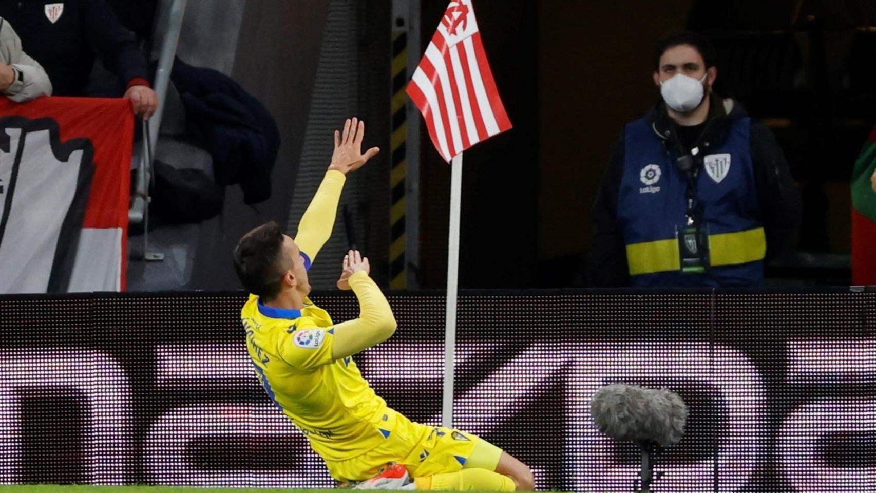 Salvi celebra el gol del Cádiz ante el Athletic en San Mamés