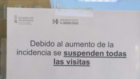 Cartel que han colocado en puerta del Hospital Comarcal de La Vila por un brote de Covid.