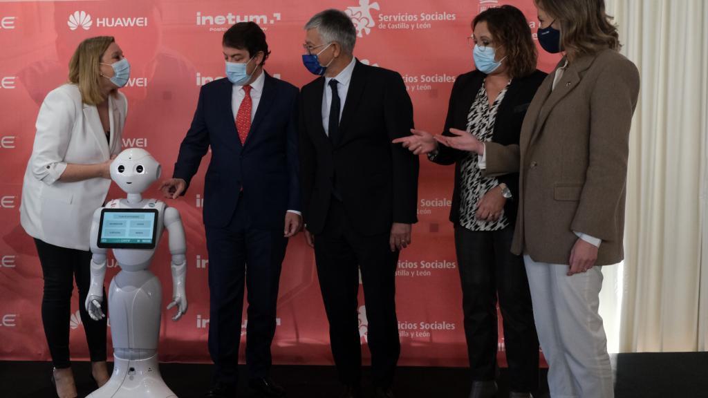 Fernández Mañueco junto al robot Carlitos en el Congreso Nacional de Servicios Sociales e Innovación Tecnológica