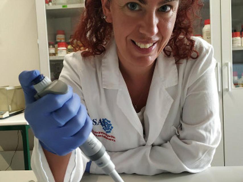 La investigadora Marina García Macía en el laboratorio del IBFG