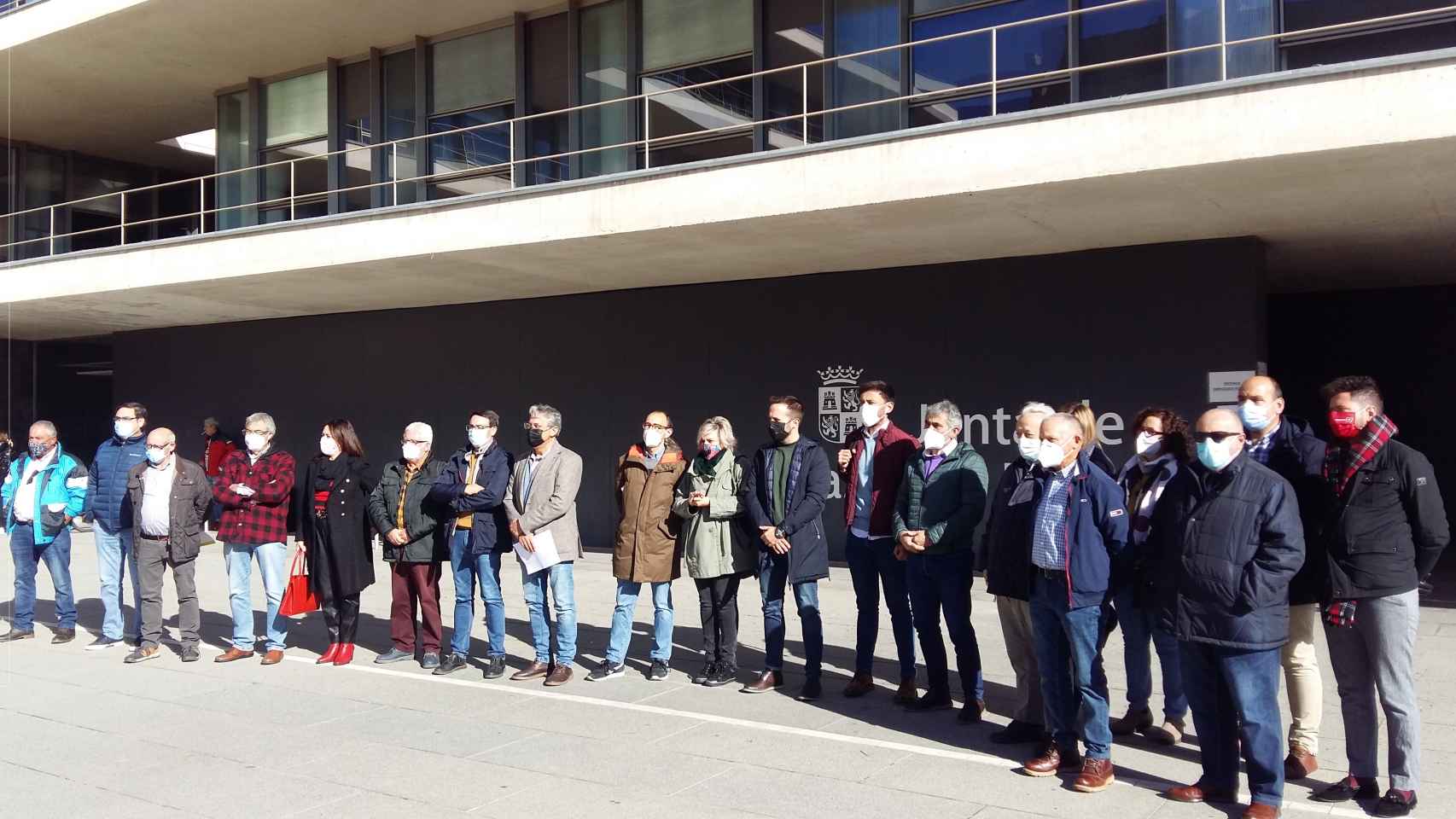 Cargos públicos socialistas, concentrados a las puertas de la Delegación de la Junta en Salamanca