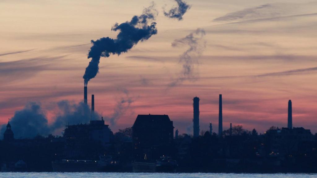 Contaminación por el humo de una fábrica en Colonia, Alemania.