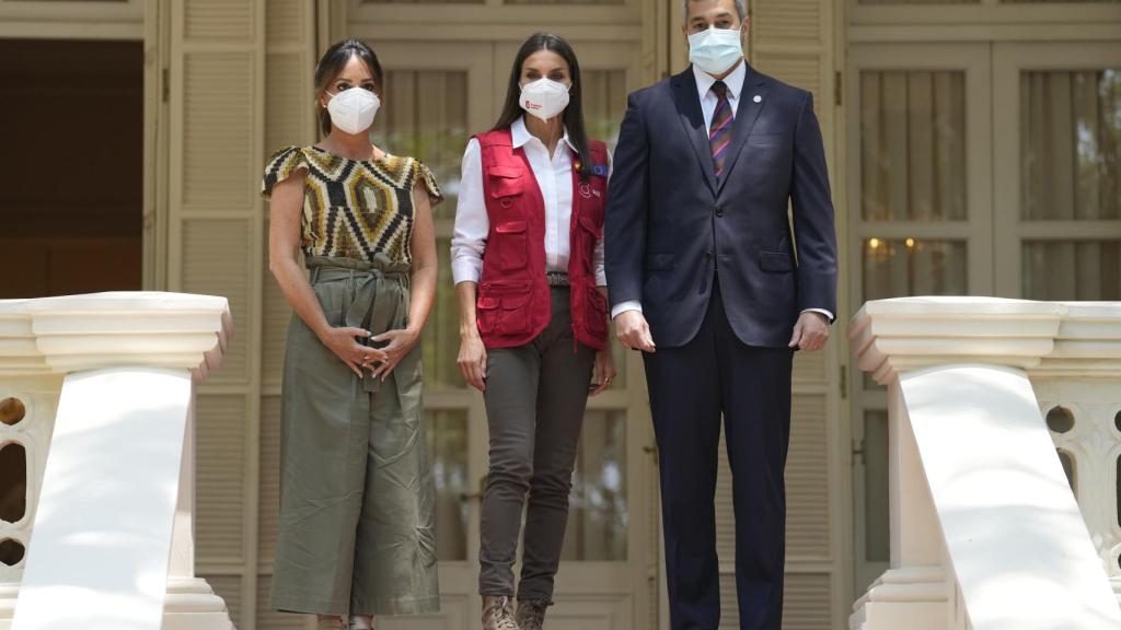 Letizia junto al presidente y la primera dama de Paraguay.