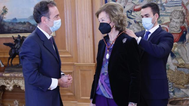 La reina Sofía recibiendo la Medalla de Oro concedida por la asociación Dignidad y Justicia.