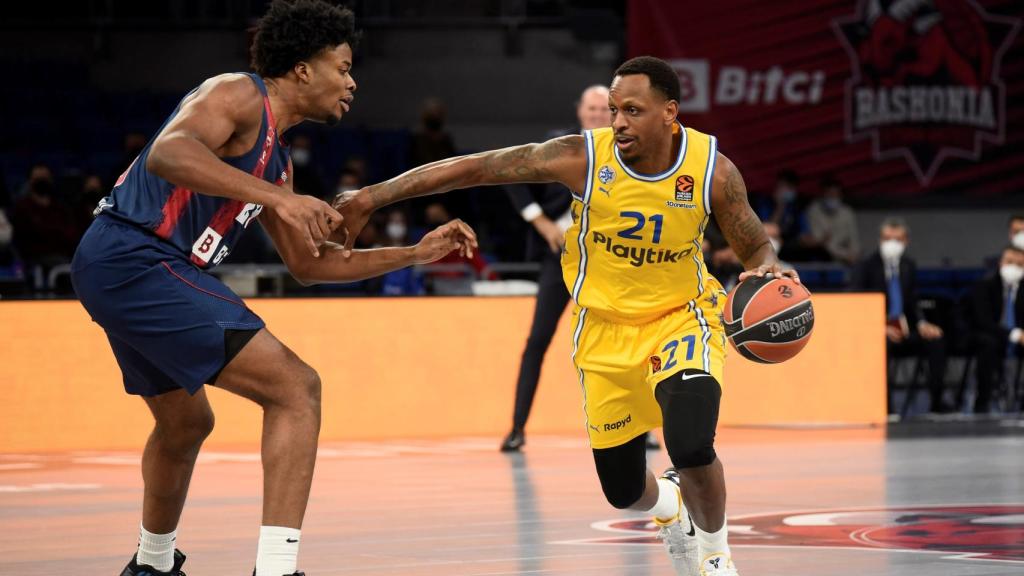 Nunnally atacando a Enoch en el Baskonia - Maccabi