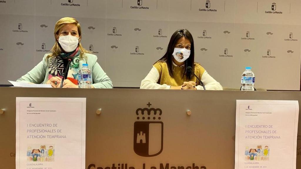 Inmaculada Tello (i) y Bárbara García (d) durante la rueda de prensa.