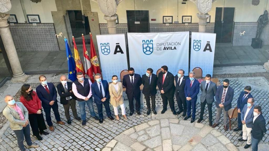 Un momento del acto de la firma del protocolo para el centro de transferencia de conocimiento  de Ávila.