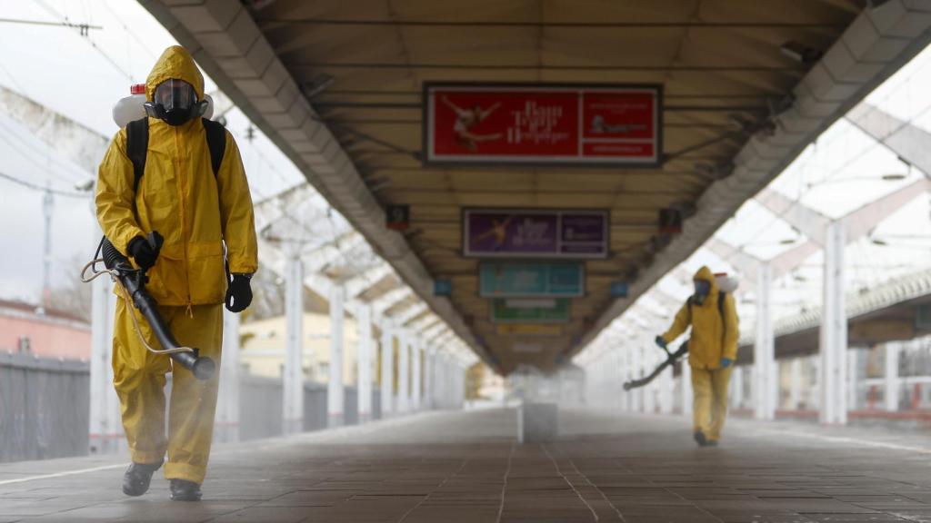 Especialistas desinfecta la estación de tren Leningradsky, Moscú, Rusia.